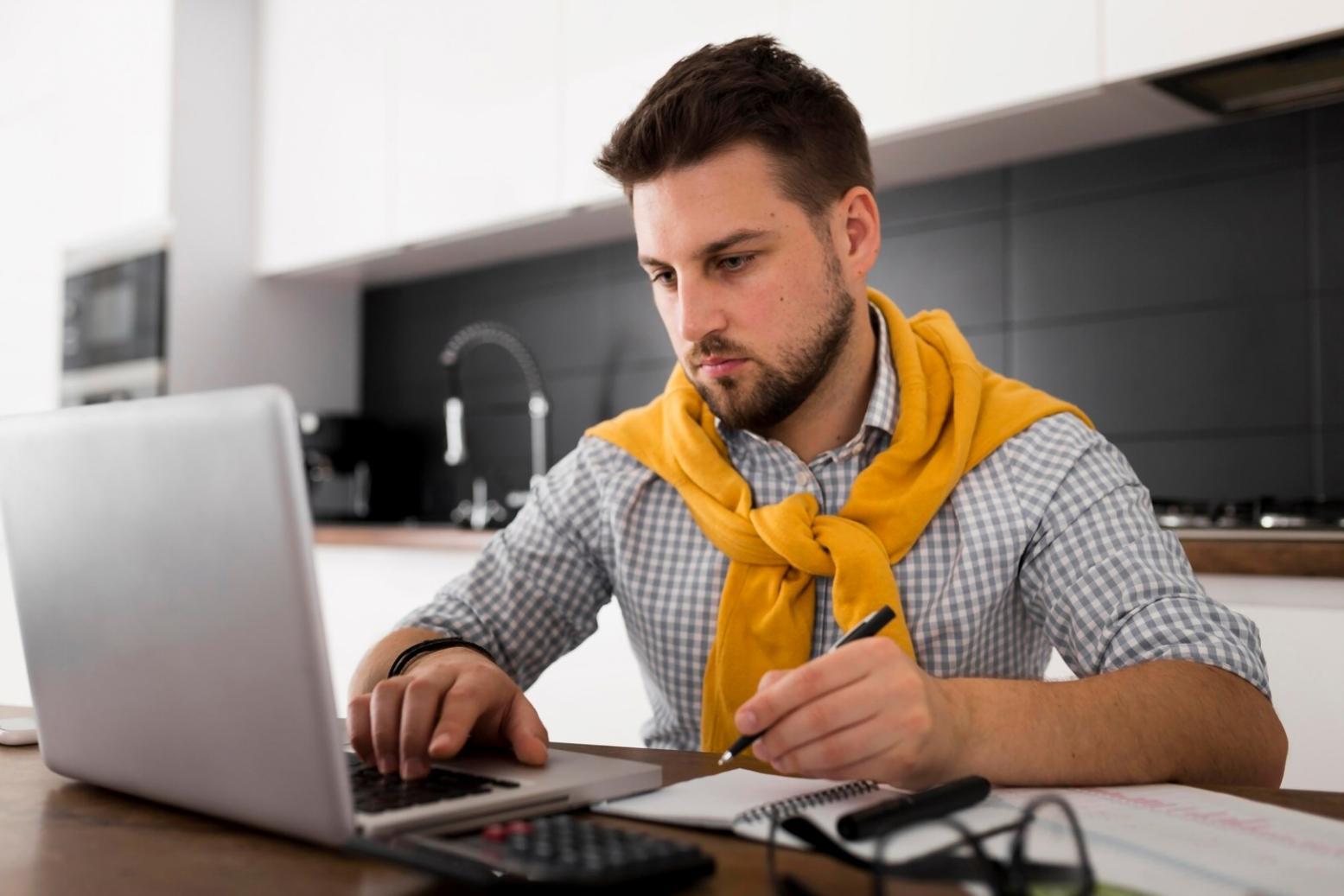 Преподаватель проводит индивидуальную консультацию со студентом