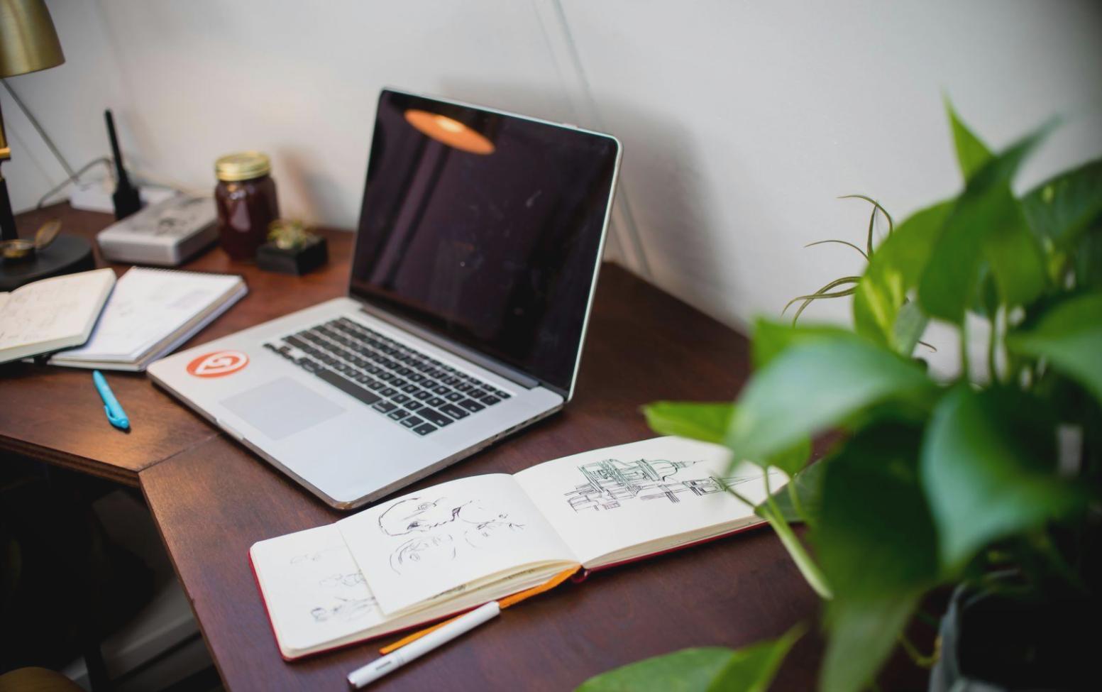 Студенты изучают академический английский в современной аудитории