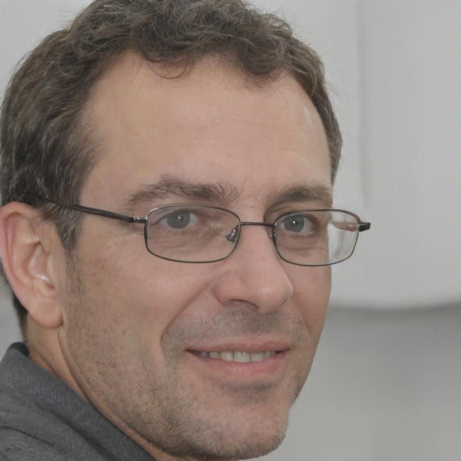 Айдос Кенжебаев - преподаватель академического английского FomeWuwikn