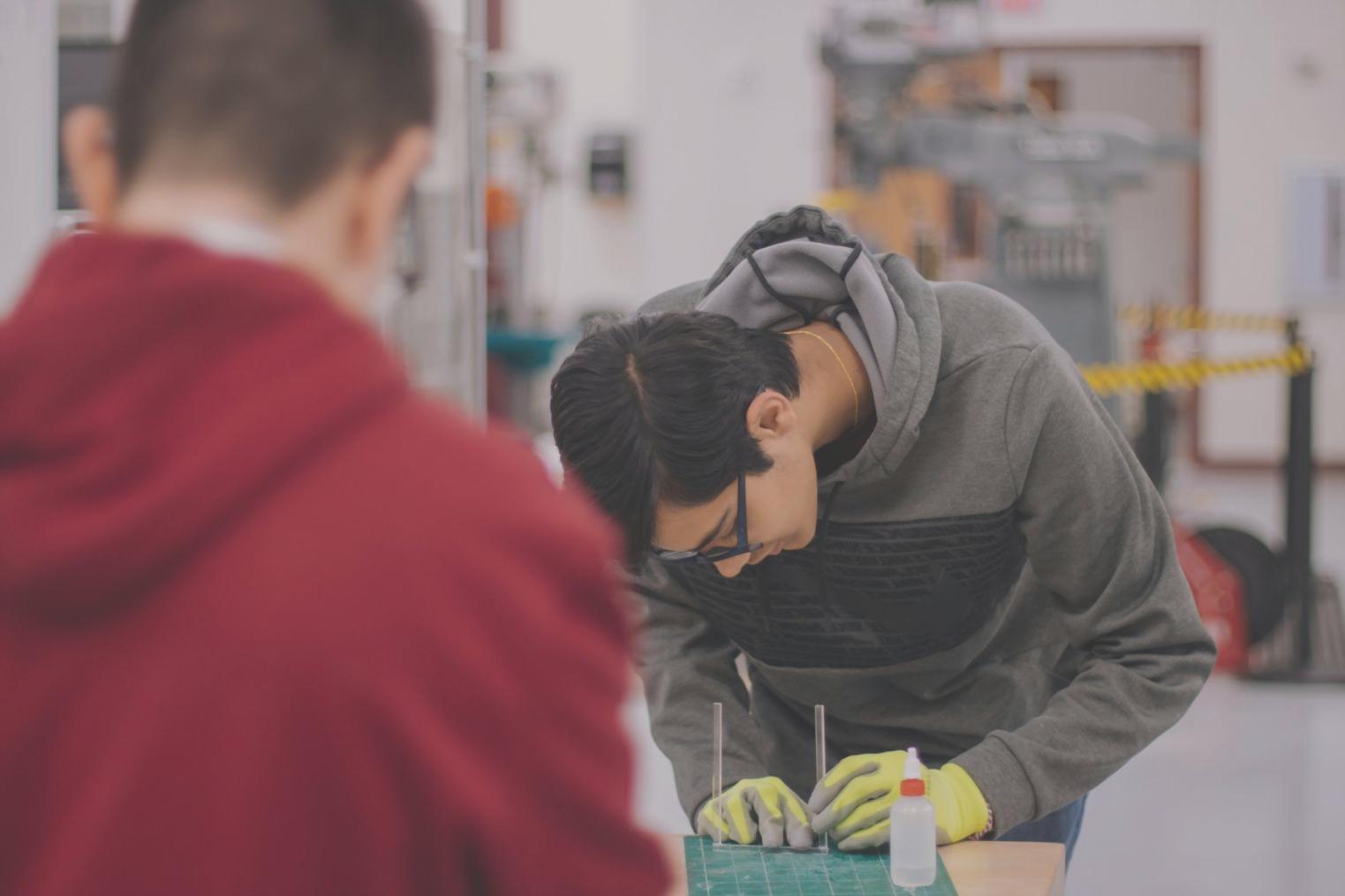 Студенты работают в малых группах над проектом